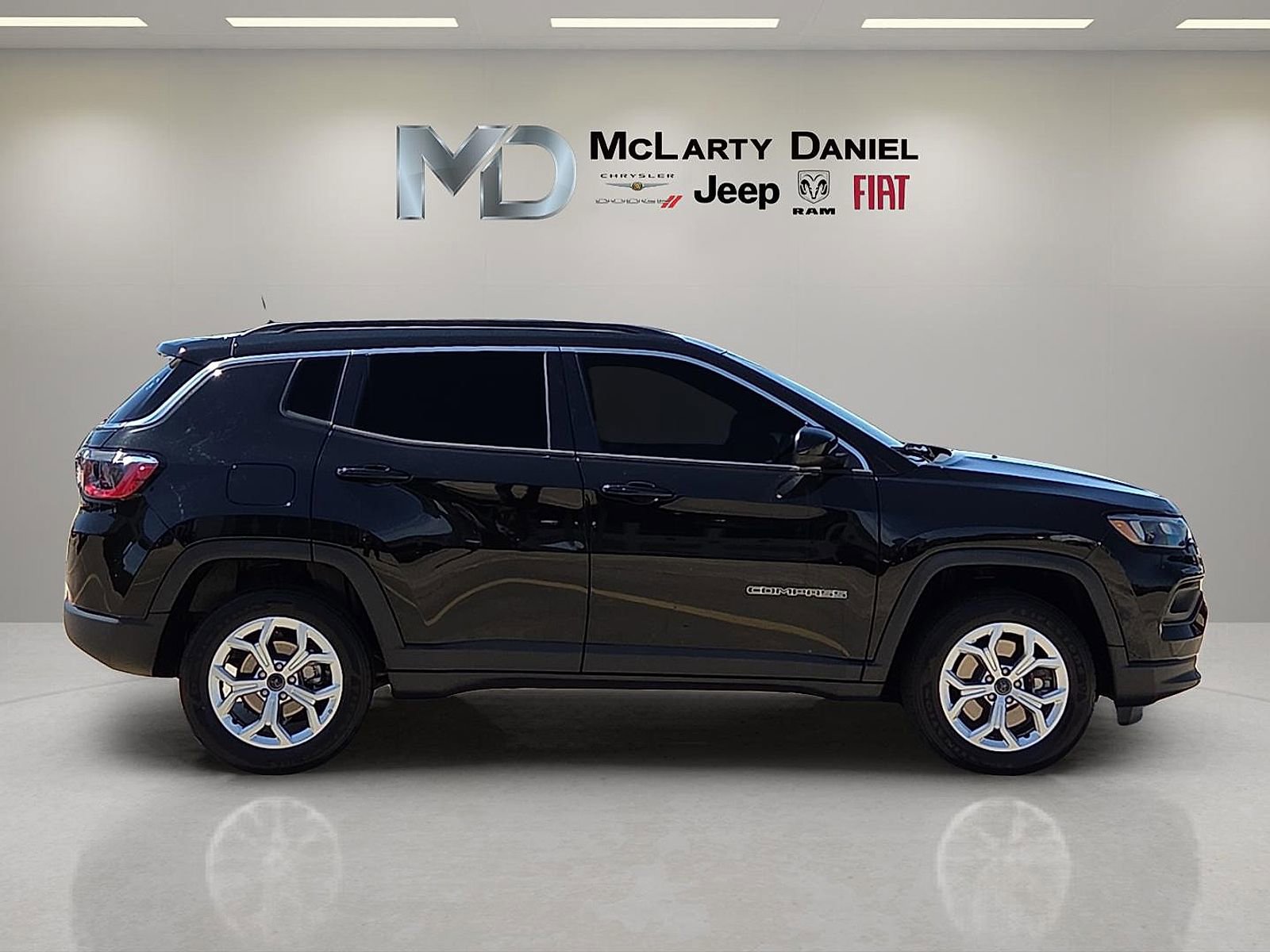 Used 2025 Jeep Compass Latitude AWD/4WD image 6
