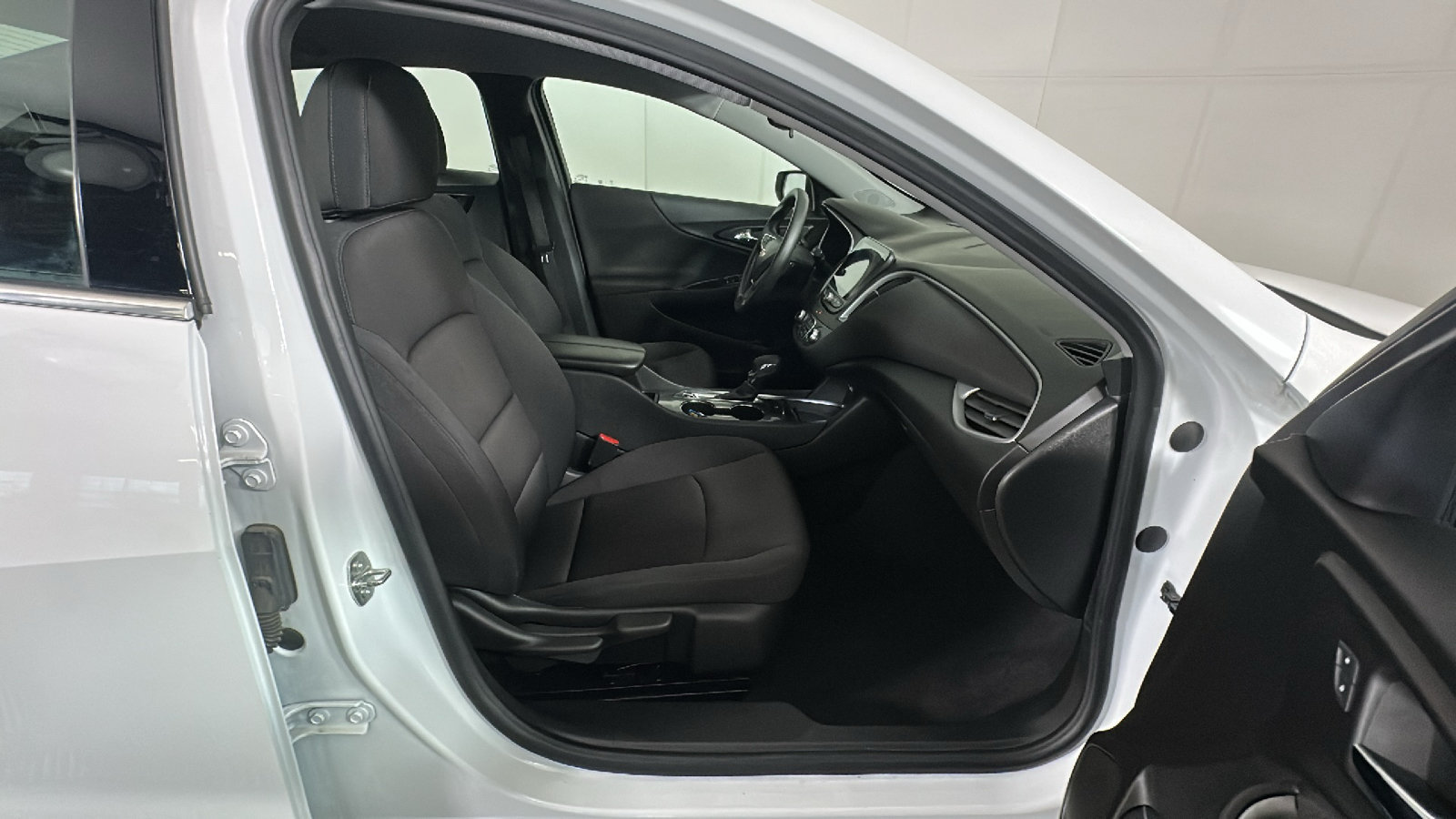 Used 2023 Chevrolet Malibu LT FWD image 34