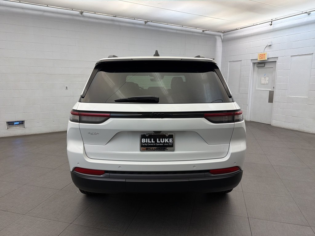 New 2026 Jeep Grand Cherokee Altitude RWD image 4