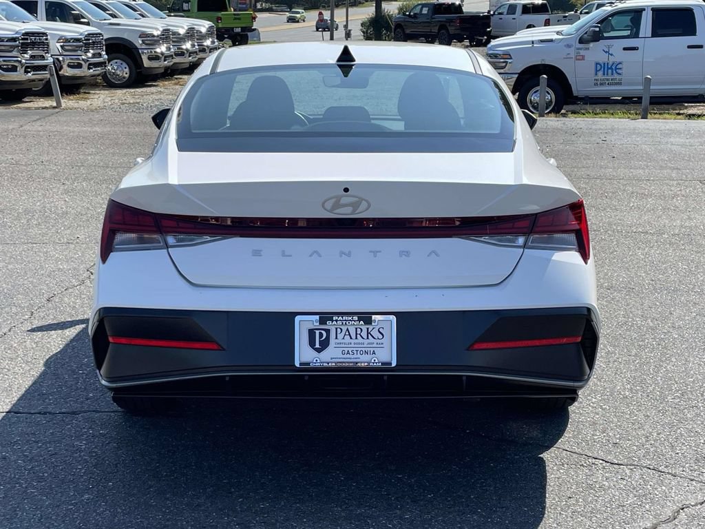 Used 2025 Hyundai Elantra SEL FWD image 7