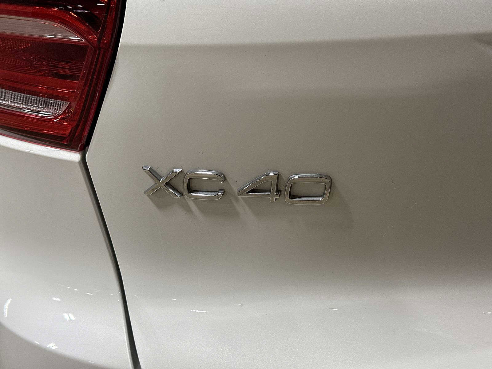 Used 2023 Volvo XC40 B5 Plus image 27