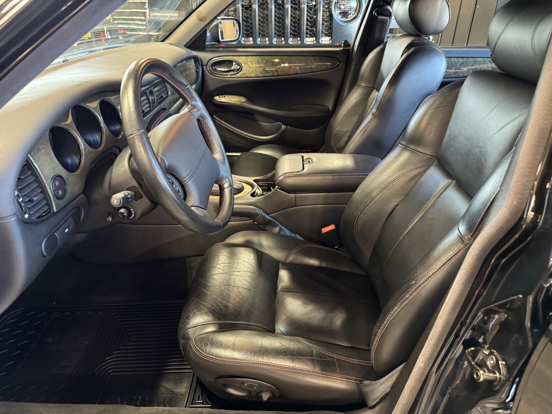 Used 2002 Jaguar XJ8 100 image 16