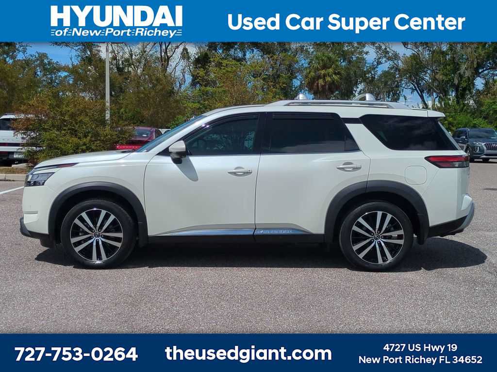 Used 2023 Nissan Pathfinder Platinum FWD image 2