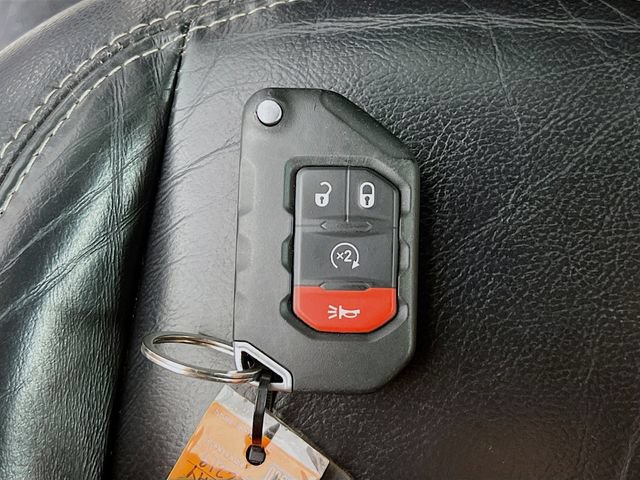 Used 2019 Jeep Wrangler Unlimited Sahara w/ Dual Top Group AWD/4WD image 29