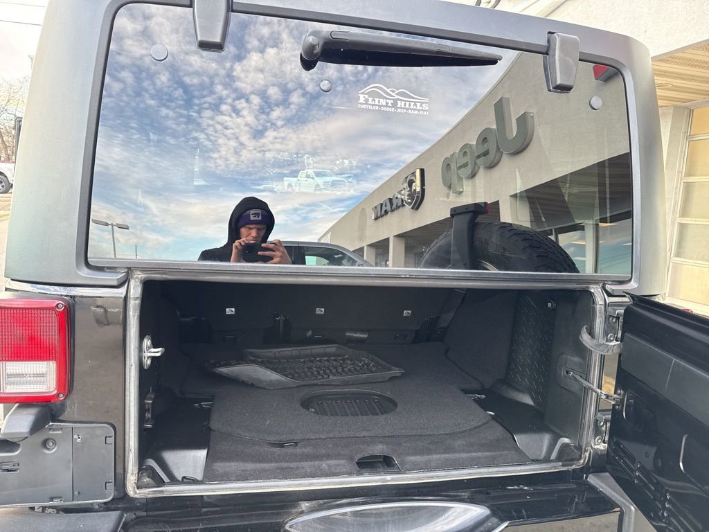 Used 2018 Jeep Wrangler Unlimited Sahara w/ Connectivity Group image 32