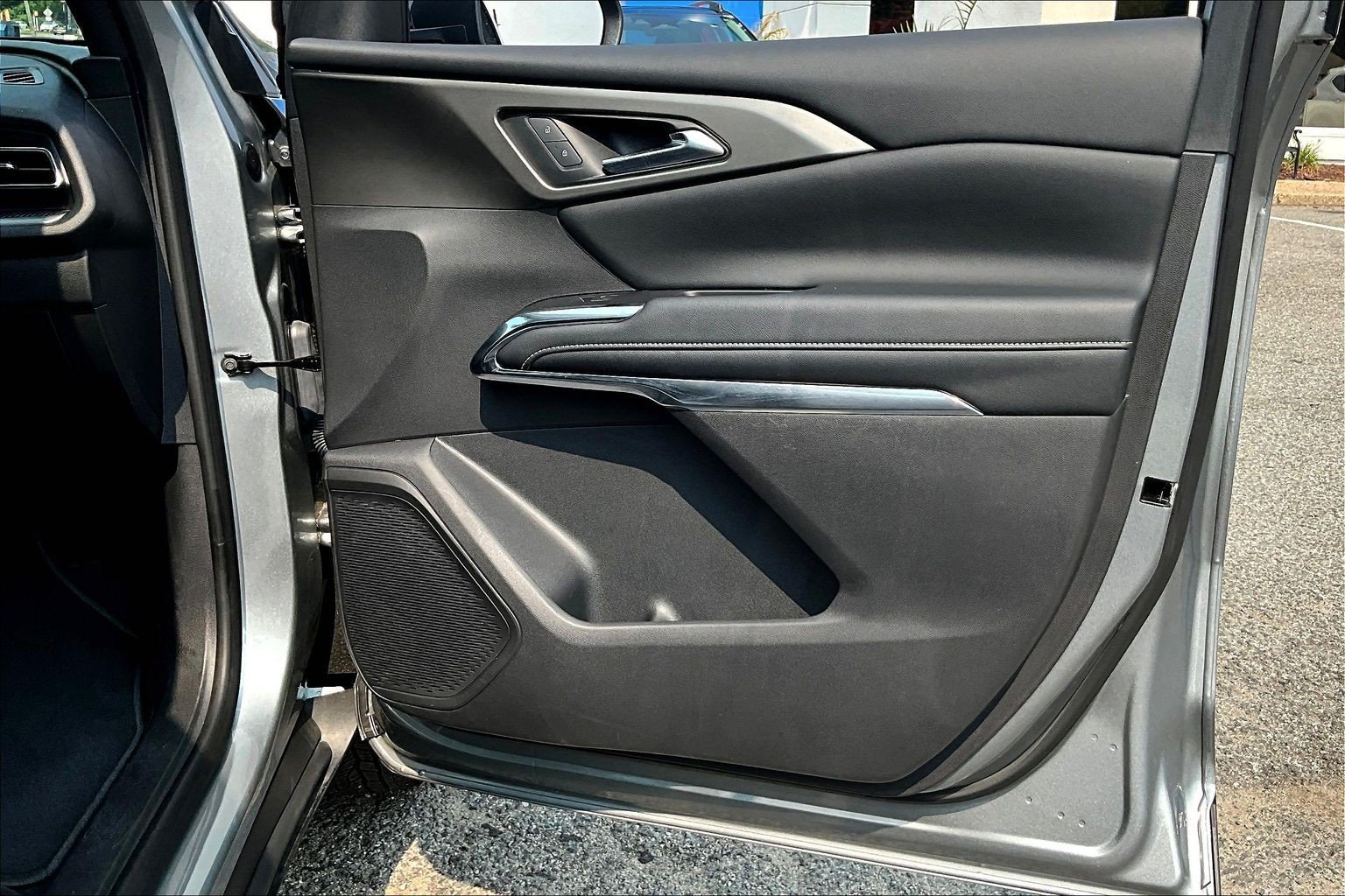 Used 2025 Chevrolet Traverse LT w/ Sun and Wheel Package FWD image 19