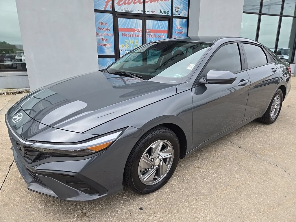 Used 2025 Hyundai Elantra SE FWD image 3