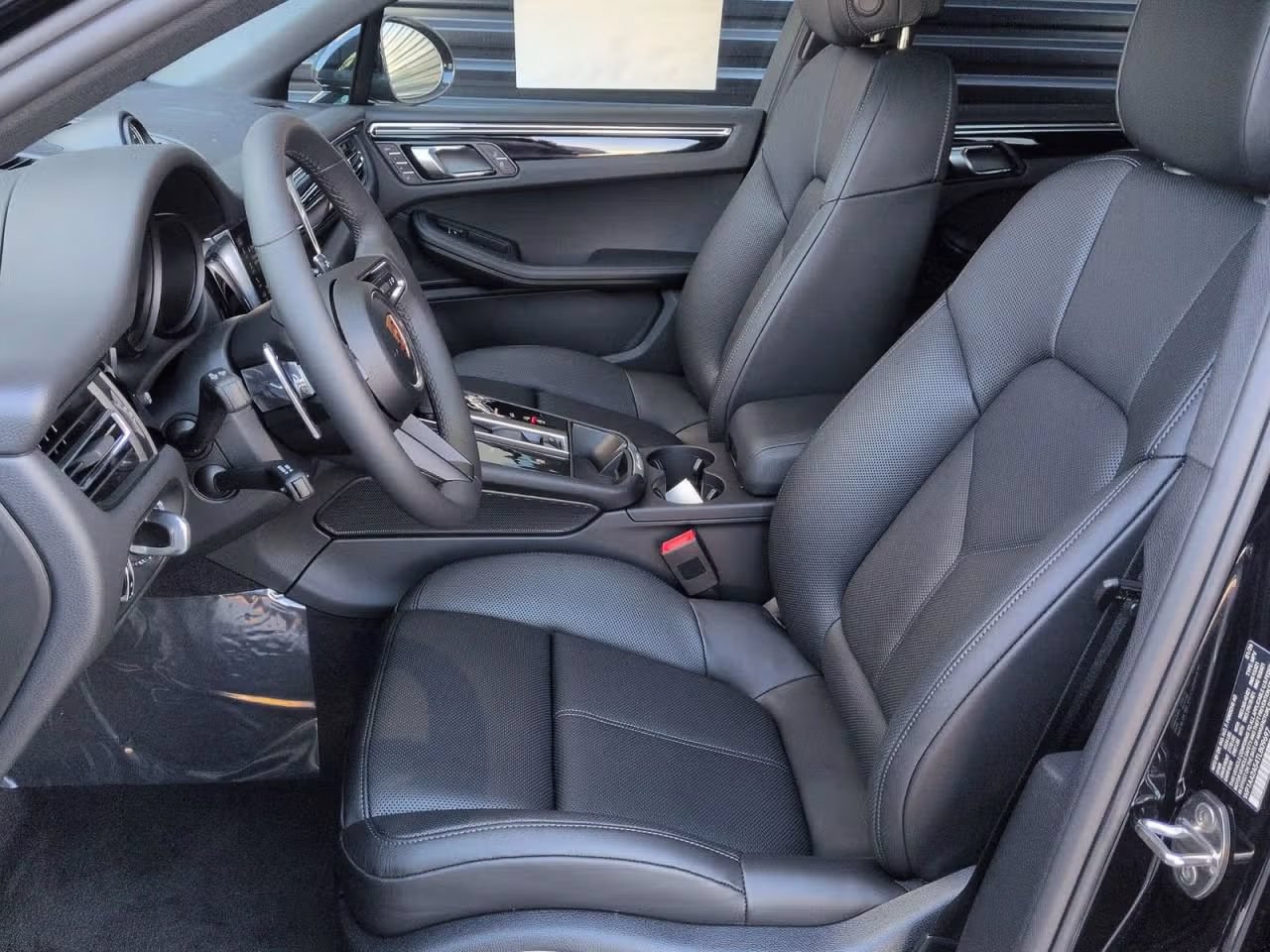 Certified 2026 Porsche Macan AWD/4WD image 5
