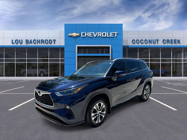 Used 2024 Toyota Highlander XLE FWD image 4
