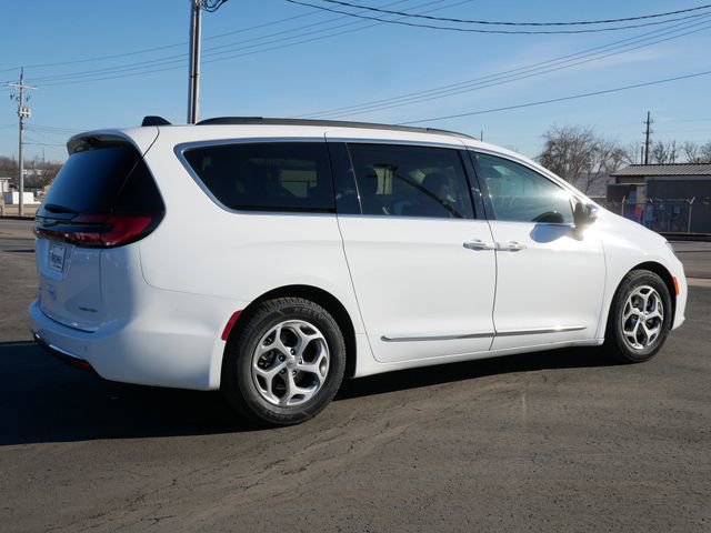 Used 2023 Chrysler Pacifica Limited image 4