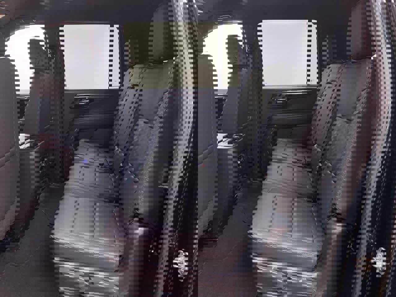 Used 2025 Chevrolet Suburban Z71 image 17