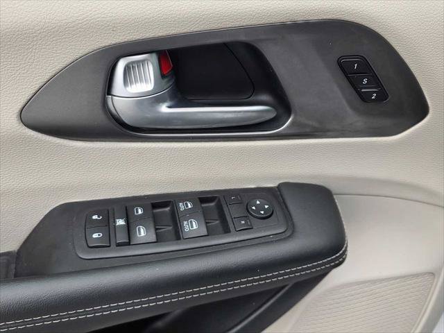Used 2024 Chrysler Pacifica Touring-L FWD image 21