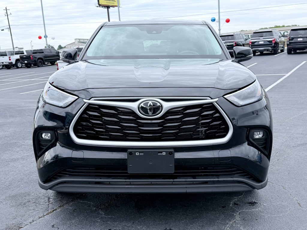 Used 2025 Toyota Highlander LE FWD image 3