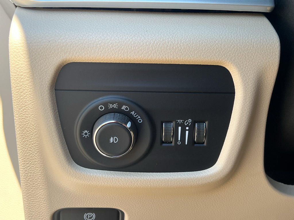 Used 2023 Jeep Grand Cherokee Limited w/ Luxury Tech Group II AWD/4WD image 14