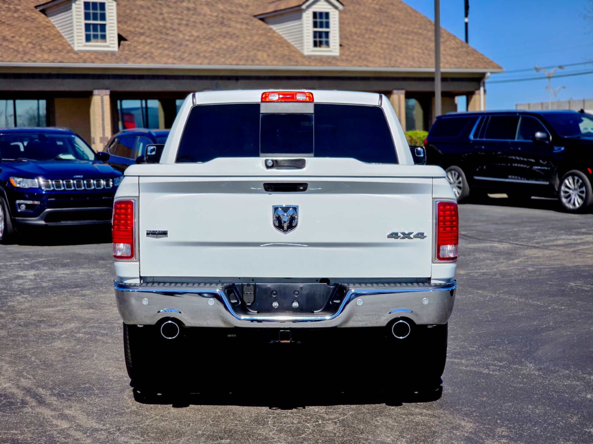 Used 2018 RAM 1500 Laramie w/ Convenience Group AWD/4WD image 11