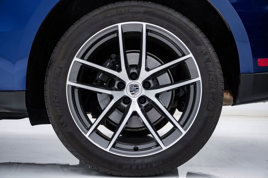 Certified 2025 Porsche Macan image 13