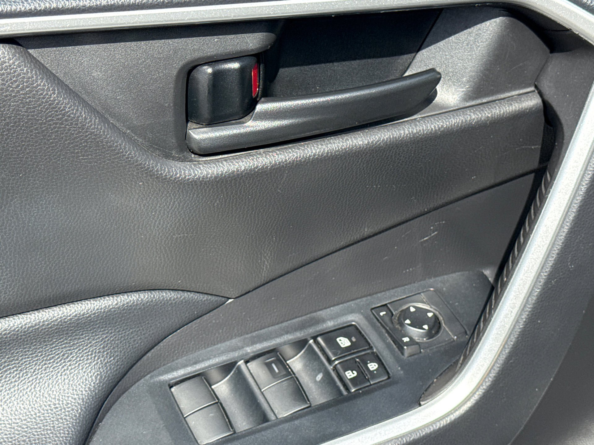 Used 2022 Toyota RAV4 LE image 21