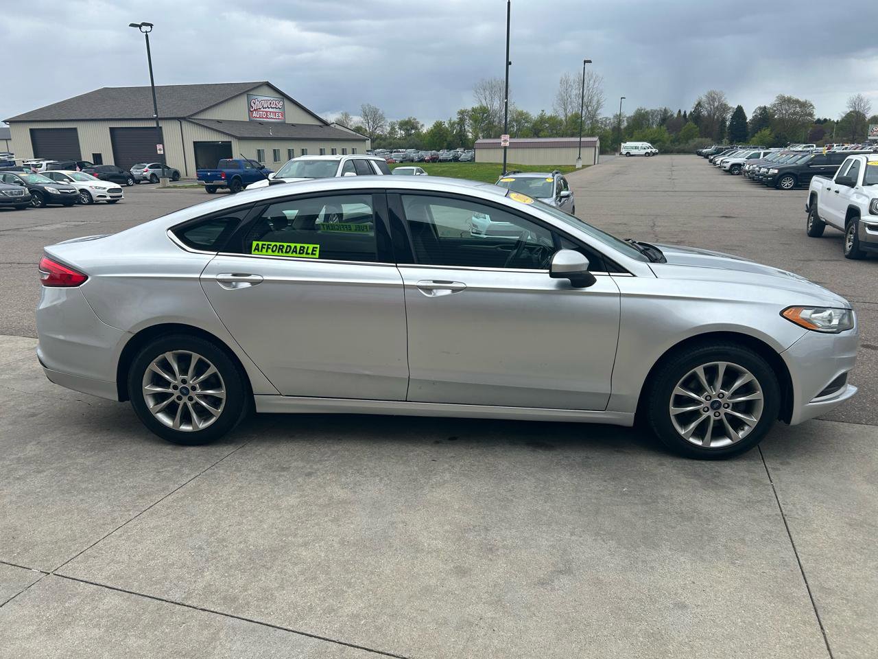 Used 2017 Ford Fusion SE w/ Fusion SE Technology Package FWD image 4