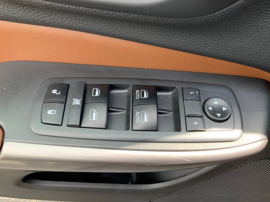 Used 2019 Jeep Cherokee Overland w/ Technology Group AWD/4WD image 18