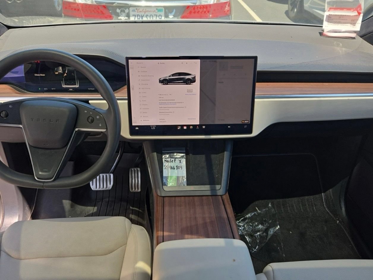 Used 2025 Tesla Model X AWD/4WD image 3