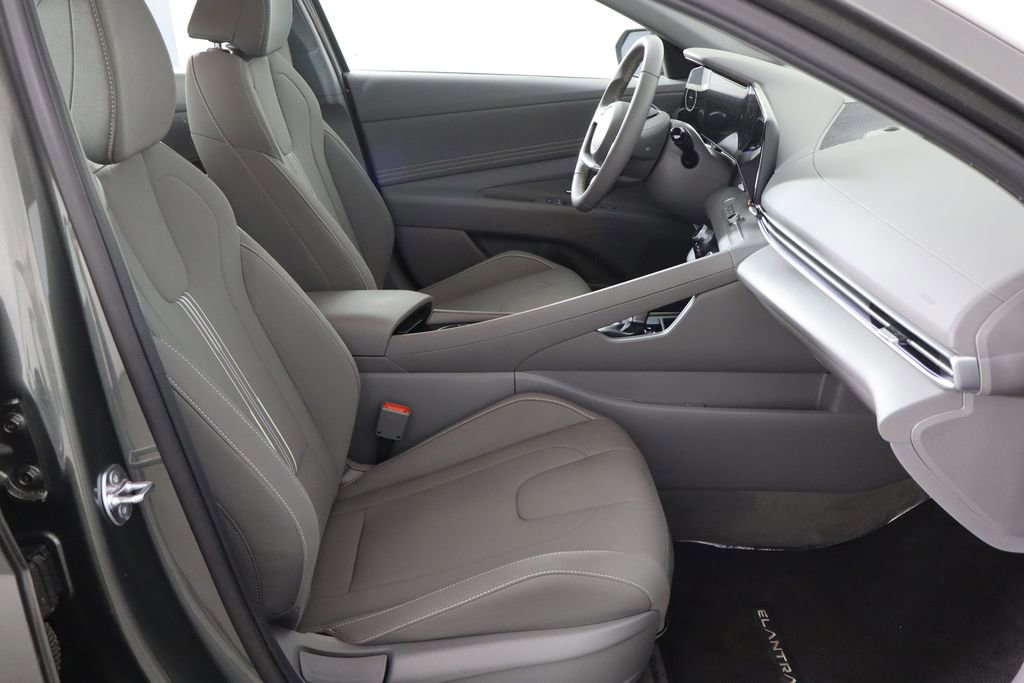 Used 2025 Hyundai Elantra SEL FWD image 18