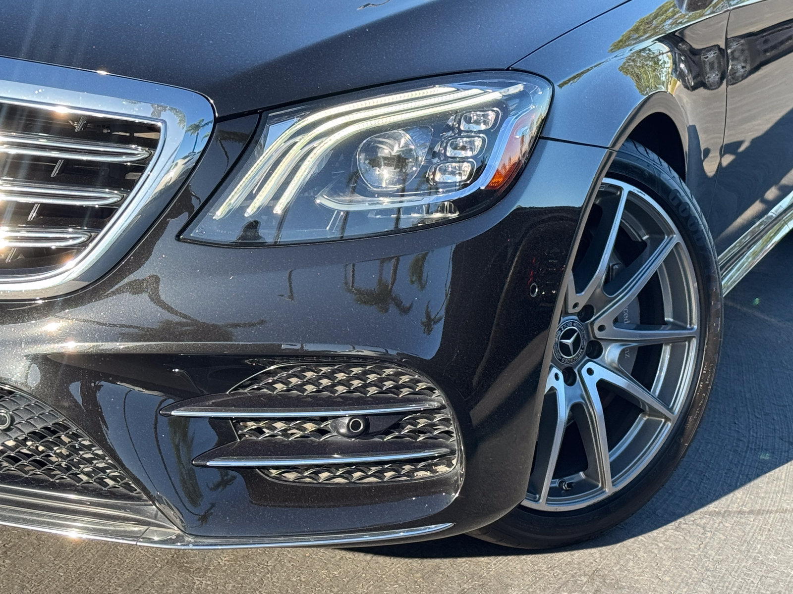 Used 2018 Mercedes-Benz S 560 Sedan image 2