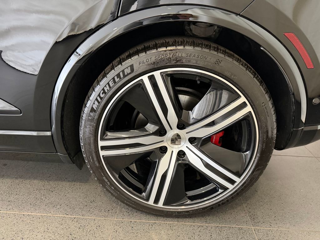 Certified 2025 Porsche Macan Turbo Electric AWD/4WD image 11