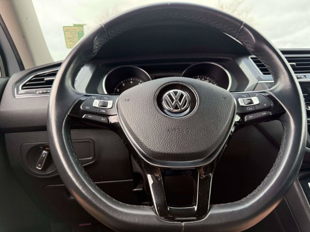 Used 2018 Volkswagen Tiguan SE AWD/4WD image 18