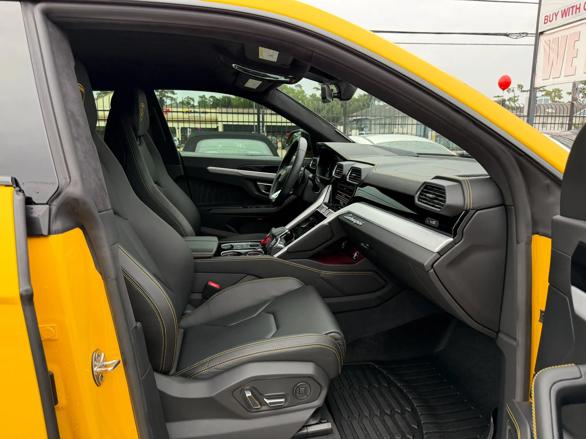 Used 2022 Lamborghini Urus AWD/4WD image 20