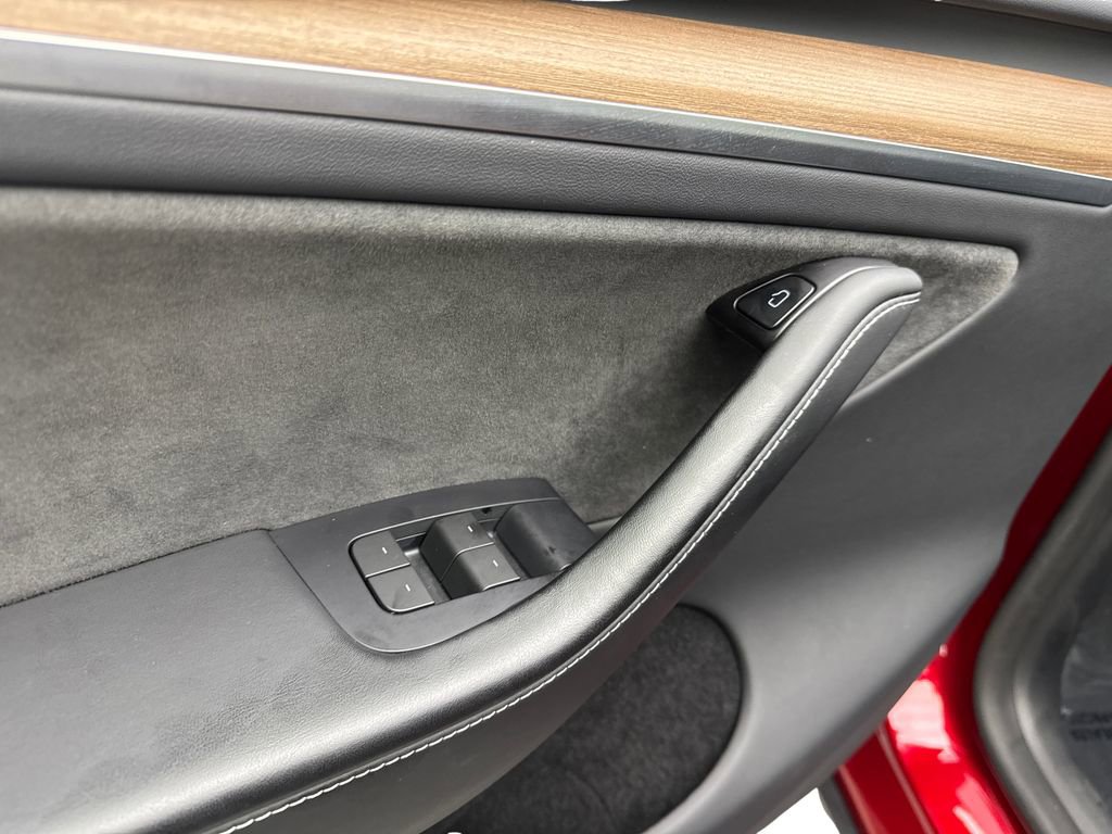 Used 2024 Tesla Model Y Long Range AWD/4WD image 31