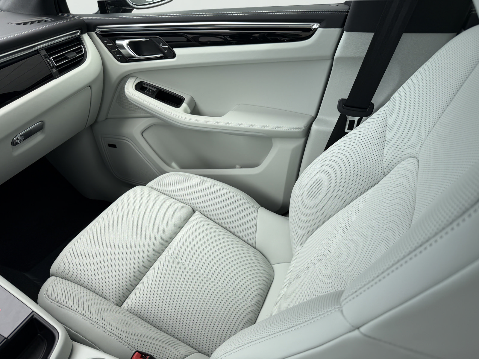 New 2026 Porsche Macan AWD/4WD image 17