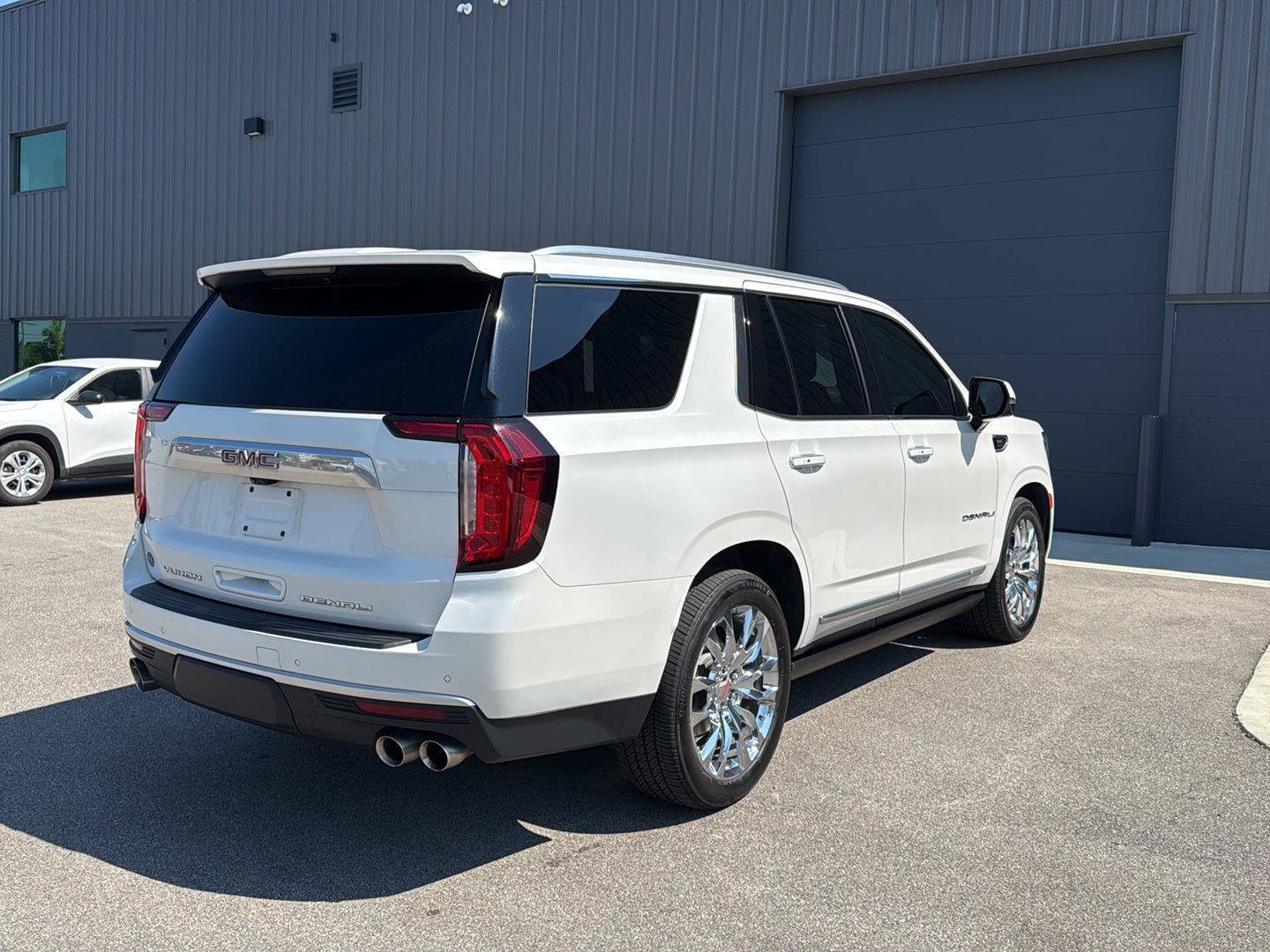 Used 2022 GMC Yukon Denali w/ Denali Premium Package AWD/4WD image 3