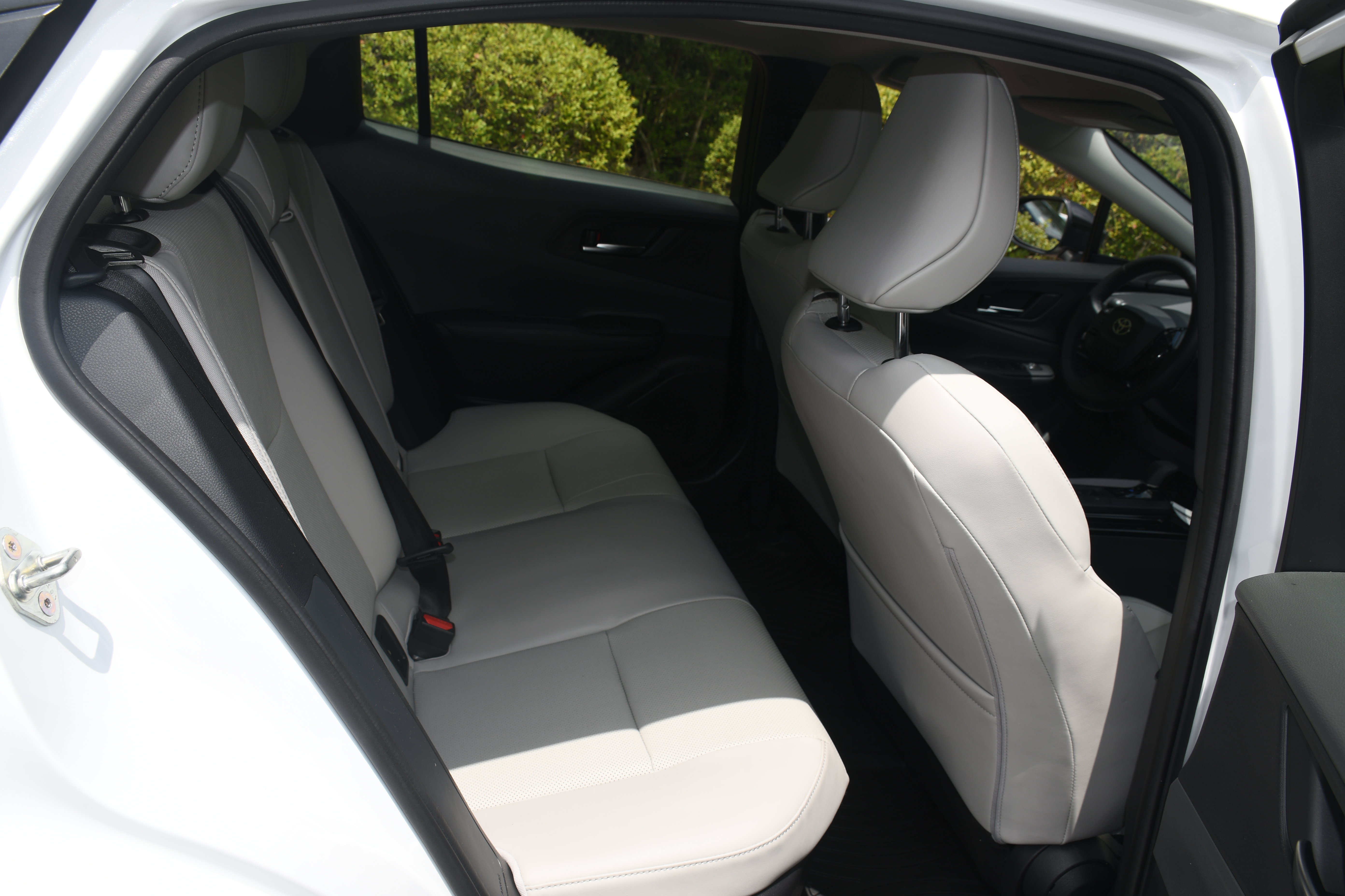 Used 2025 Toyota Prius XLE FWD image 18