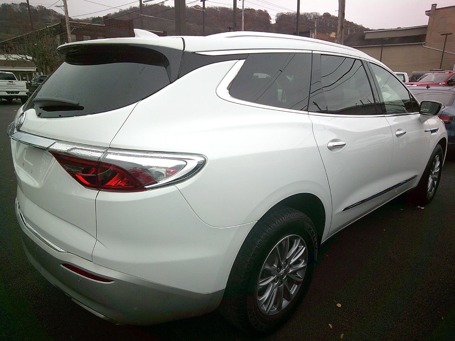 Used 2023 Buick Enclave Essence image 6