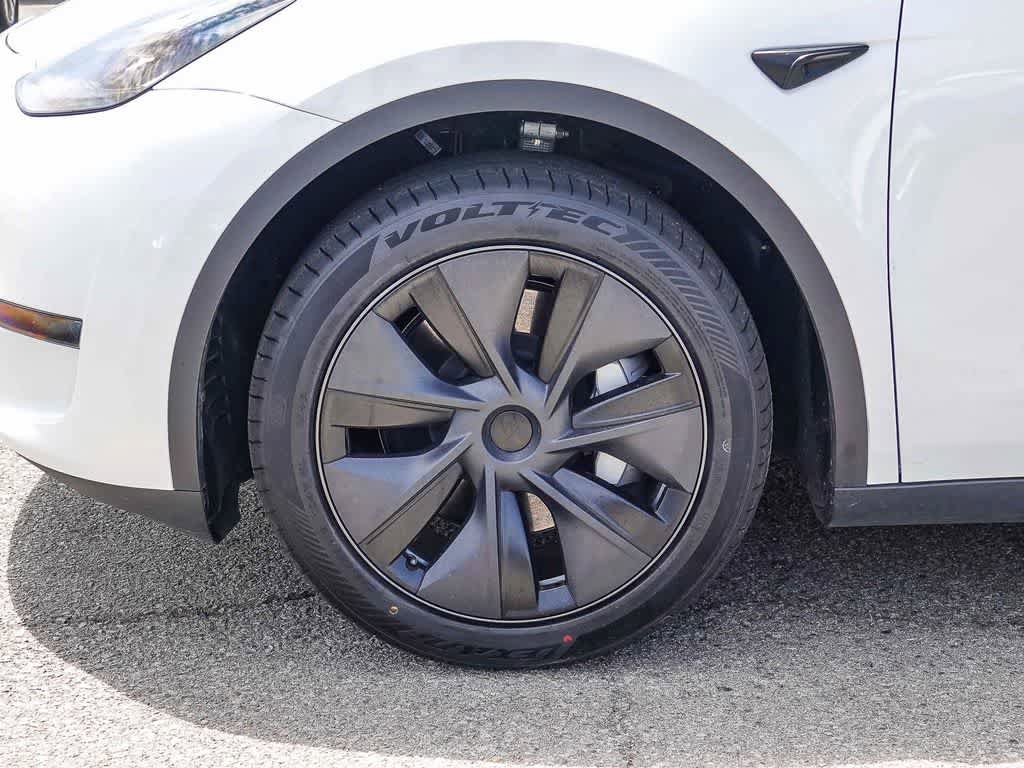 Used 2024 Tesla Model Y 2WD image 9