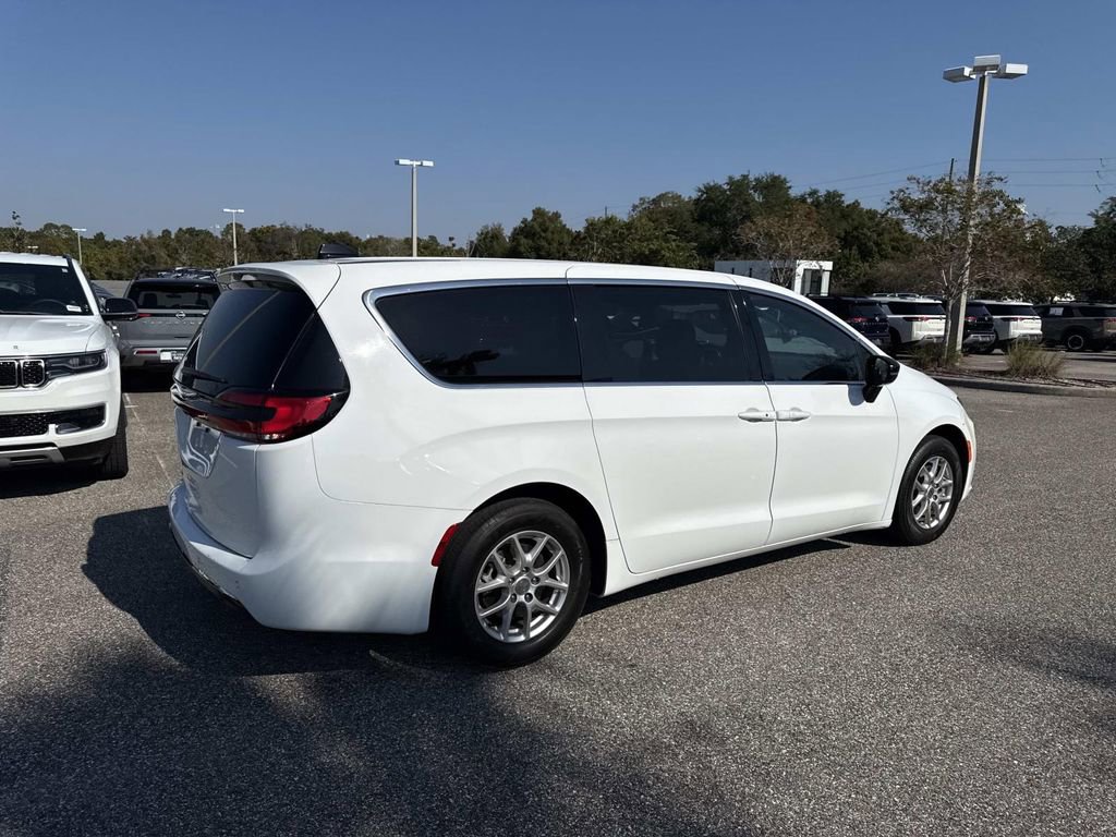 Used 2024 Chrysler Pacifica Touring image 4