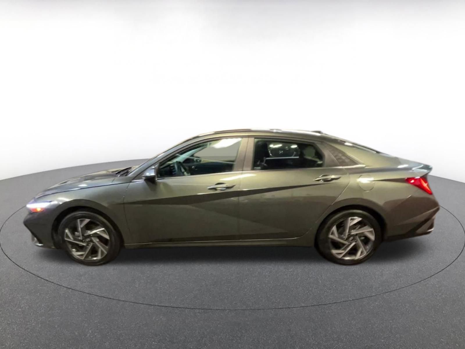 Used 2025 Hyundai Elantra SEL image 9