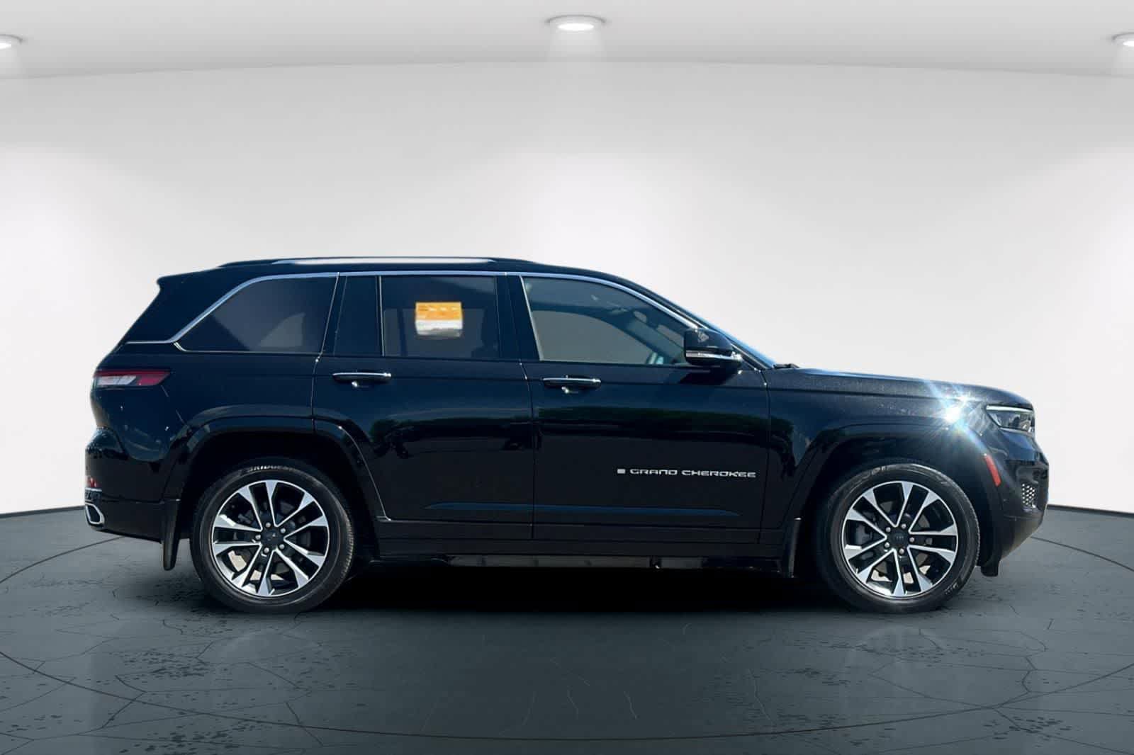 Certified 2022 Jeep Grand Cherokee Overland w/ MOPAR Finishing Package AWD/4WD image 6