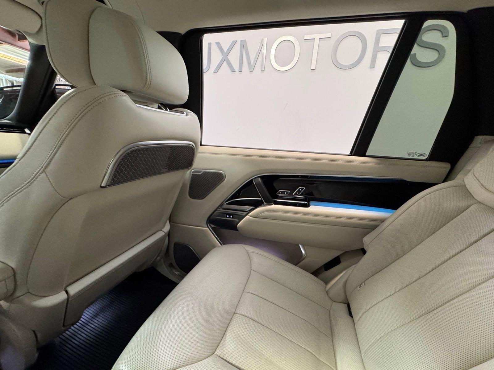 Used 2025 Land Rover Range Rover Long Wheelbase Autobiography image 16