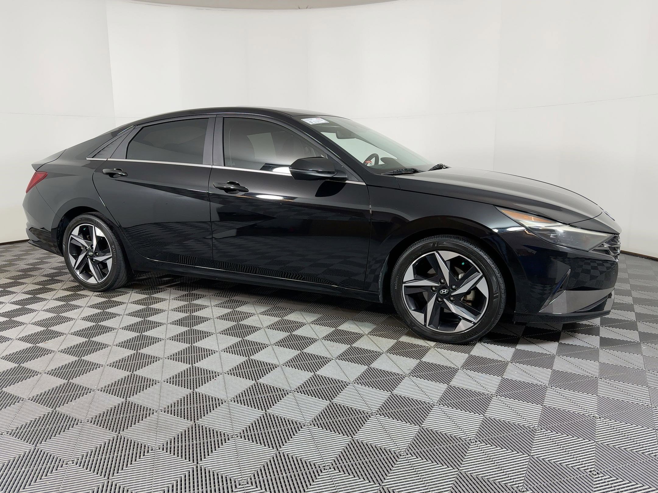 Used 2023 Hyundai Elantra Limited image 5