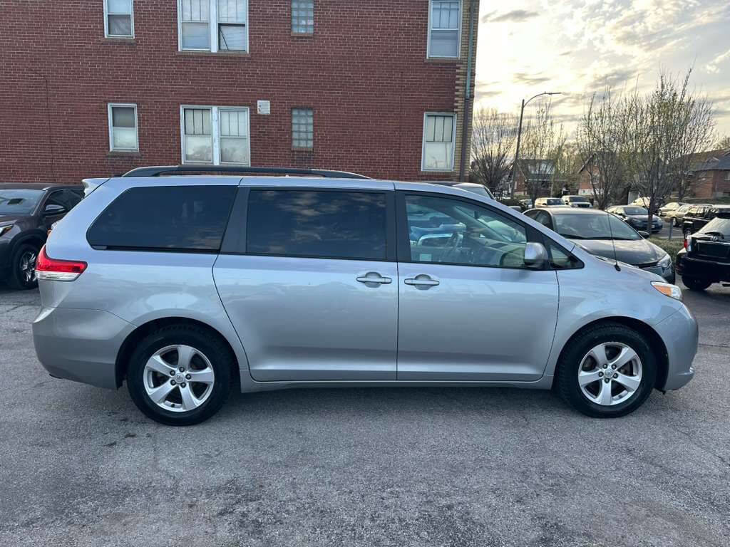 Used 2014 Toyota Sienna LE FWD image 4