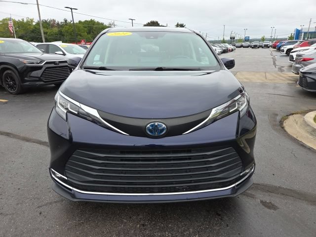 Used 2021 Toyota Sienna XLE w/ XLE Plus Package FWD image 2