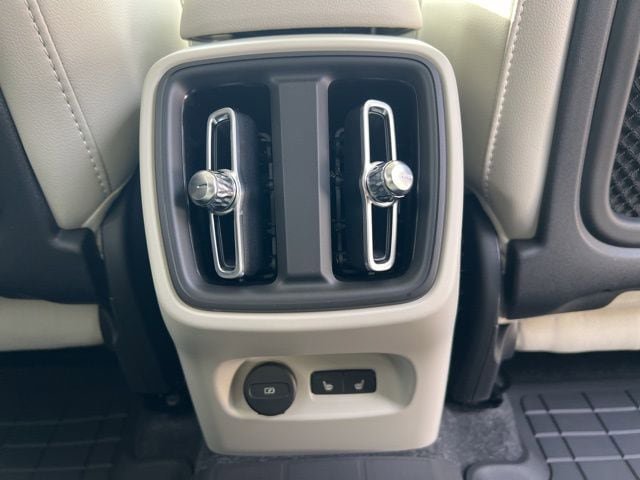 New 2026 Volvo XC40 B5 Plus w/ Climate Package AWD/4WD image 17