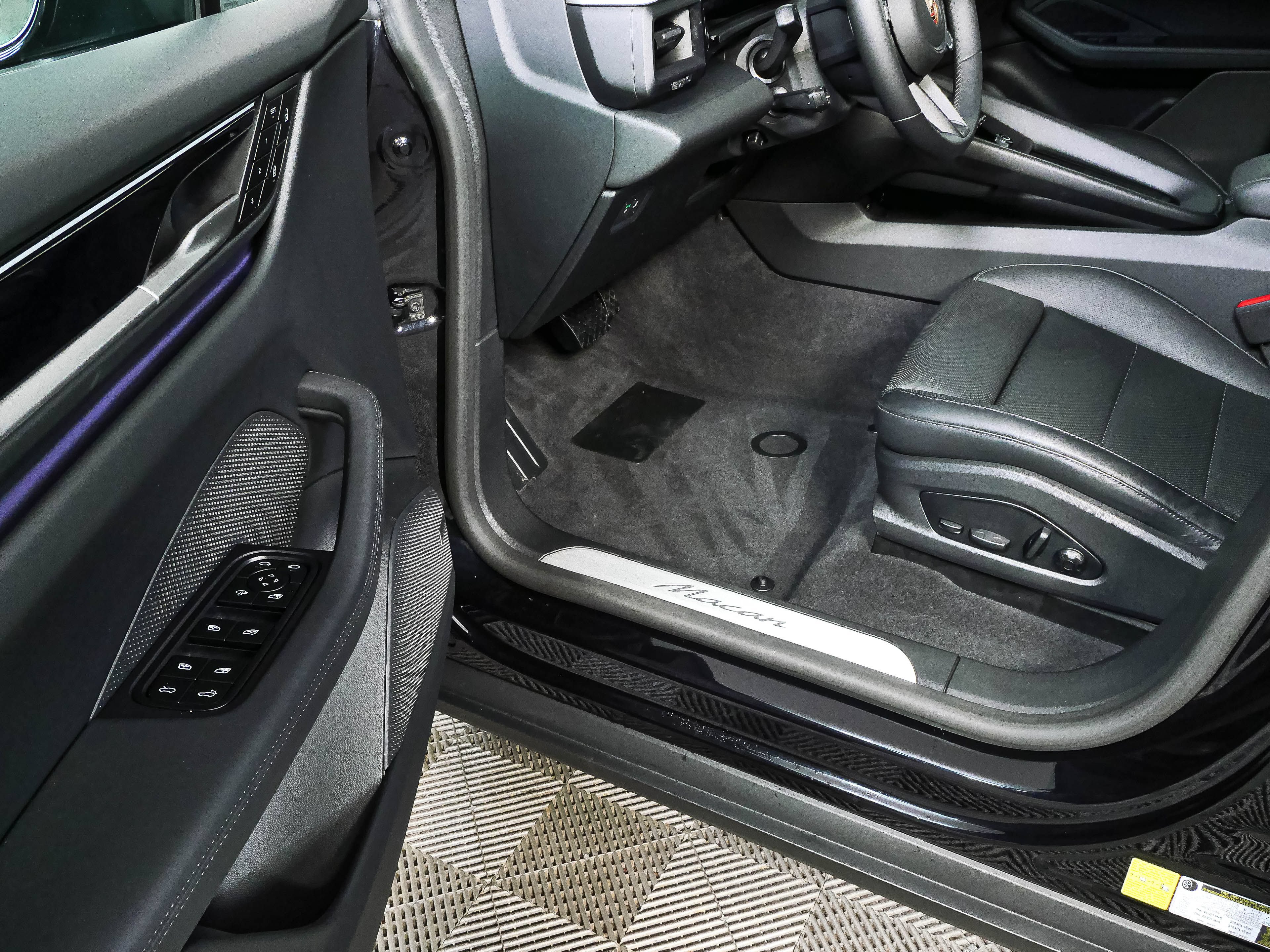 Certified 2025 Porsche Macan Electric RWD image 8