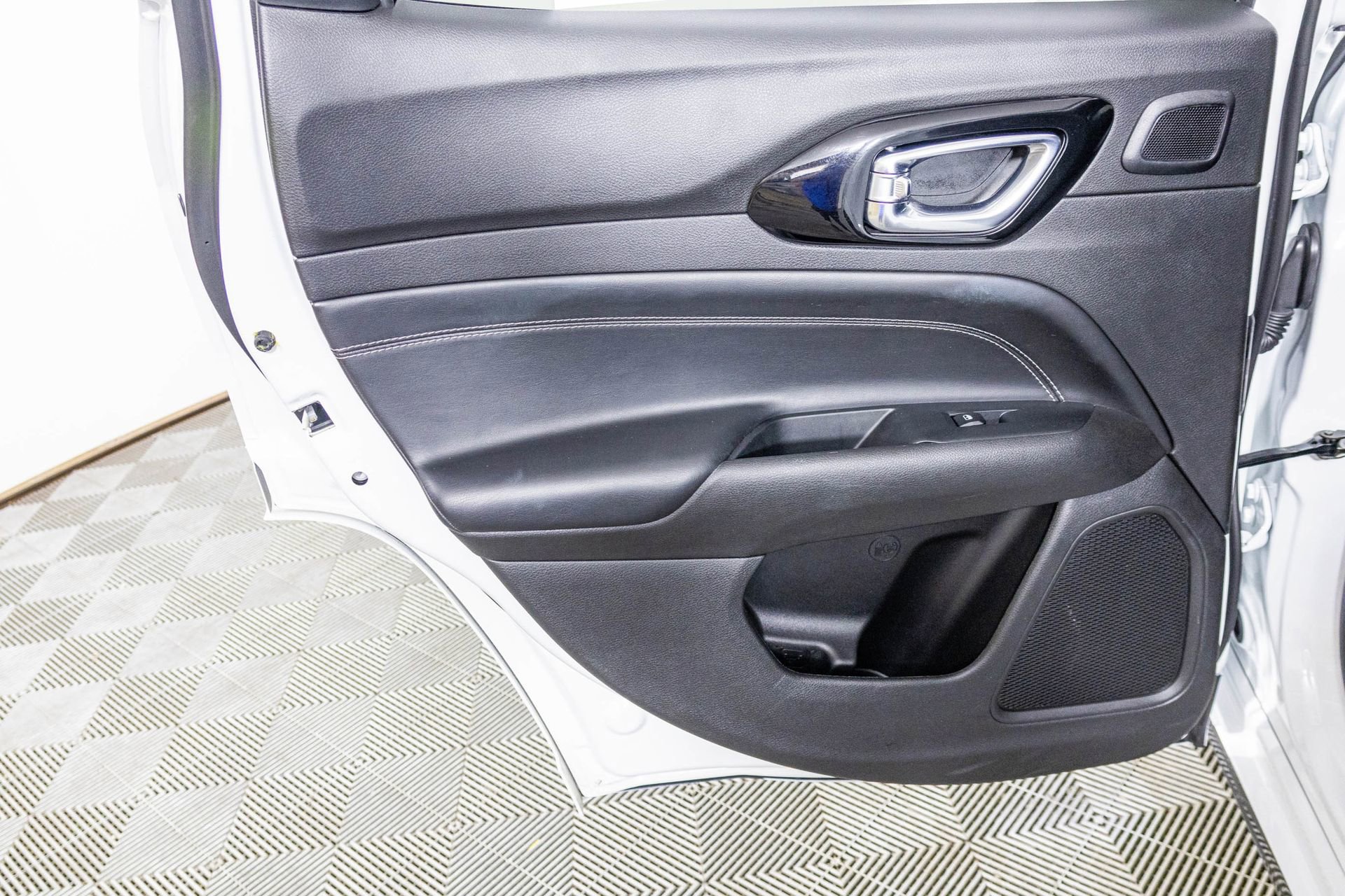 Used 2024 Jeep Compass Limited w/ High Altitude Package image 31