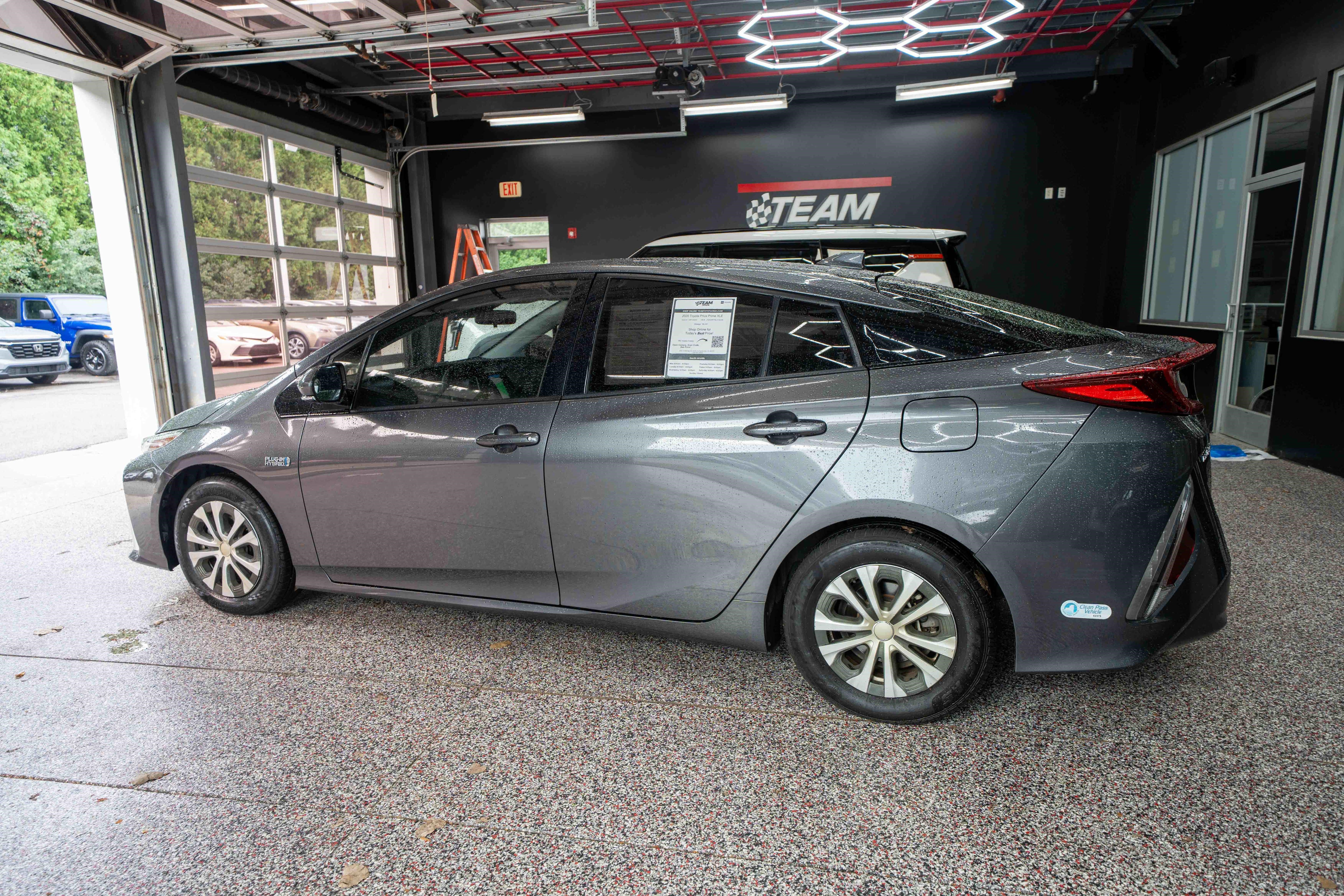 Used 2020 Toyota Prius Prime XLE FWD image 2