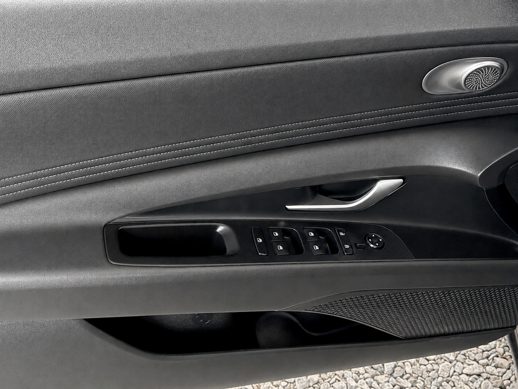 Used 2023 Hyundai Elantra SEL w/ Convenience Package FWD image 3