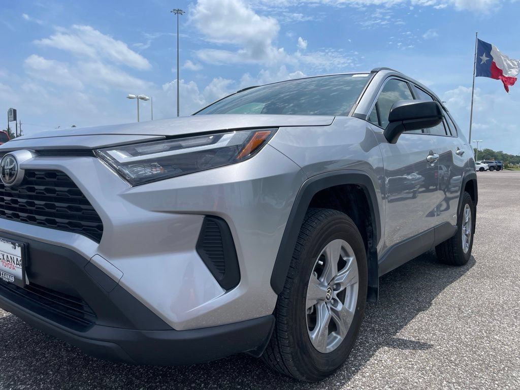 Used 2025 Toyota RAV4 LE AWD/4WD image 10