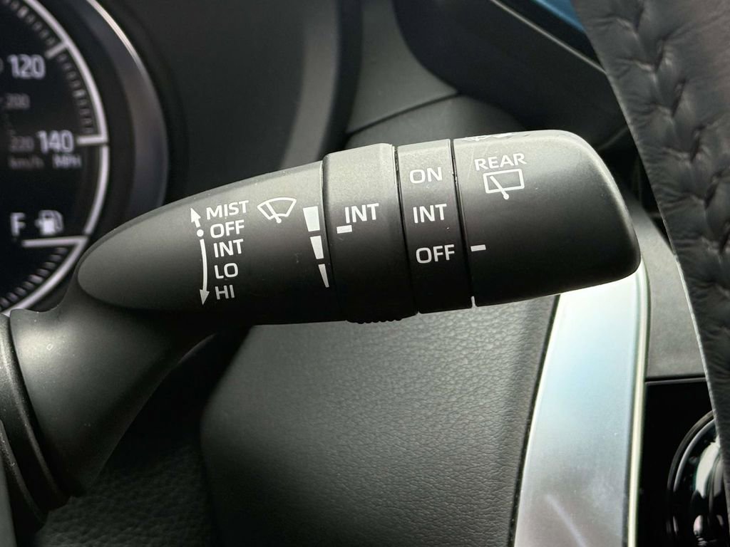 Used 2022 Toyota Venza XLE image 28