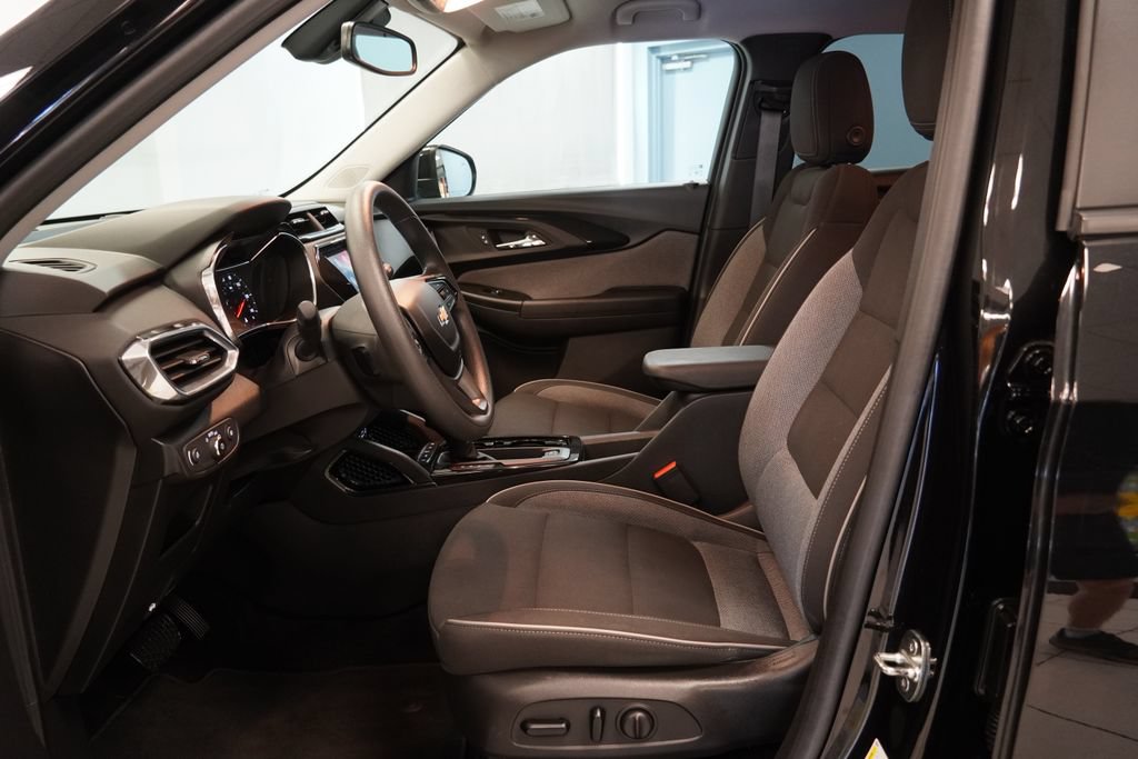 Used 2023 Chevrolet TrailBlazer LT w/ Convenience Package FWD image 5